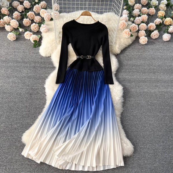 Õhukesest kudumisest voogavate värvidega naiste kleit