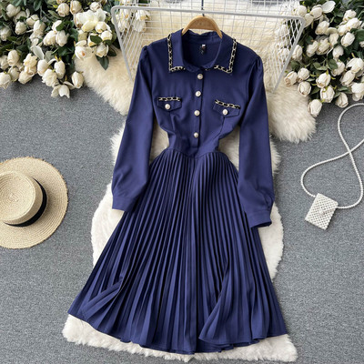 Klassikalise sinise kaelusega naiste kleit