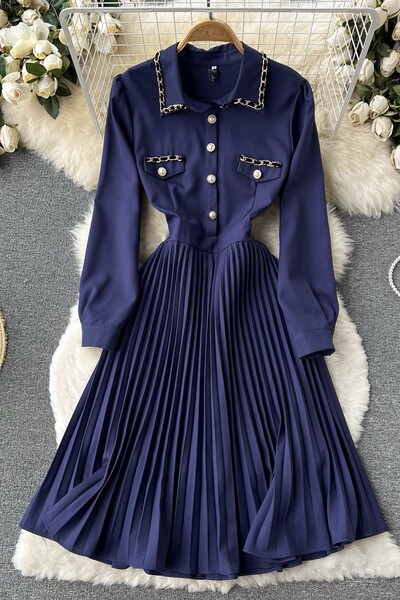 Klassikalise sinise kaelusega naiste kleit