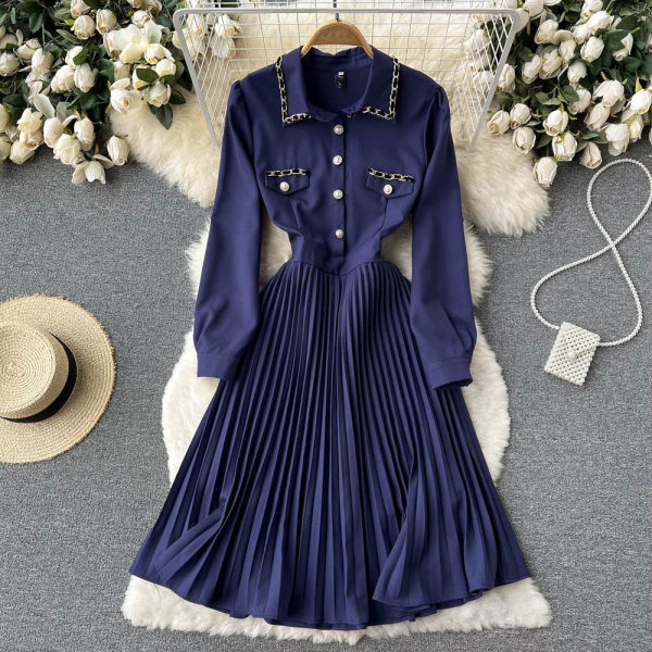 Klassikalise sinise kaelusega naiste kleit