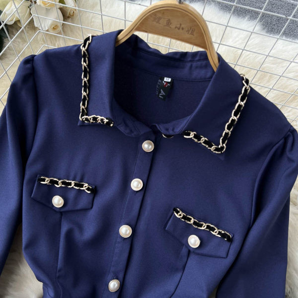 Klassikalise sinise kaelusega naiste kleit