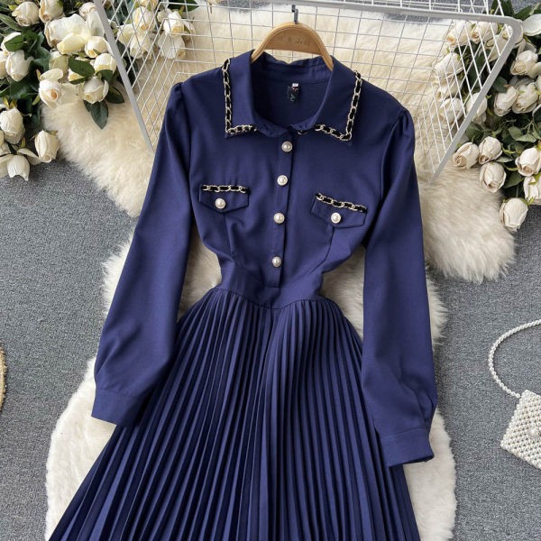 Klassikalise sinise kaelusega naiste kleit