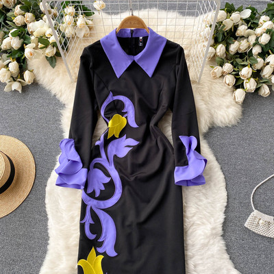 Klassikalise kraega naiste kleit, mille varrukas on lokid