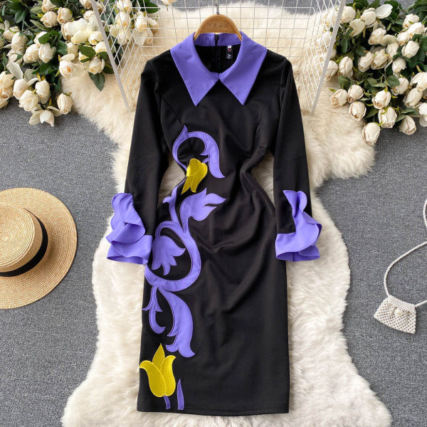 Klassikalise kraega naiste kleit, mille varrukas on lokid