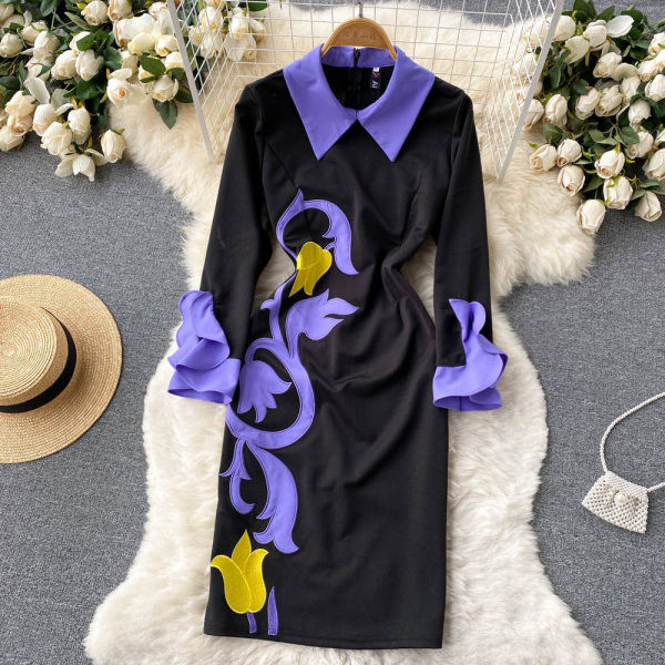 Klassikalise kraega naiste kleit, mille varrukas on lokid