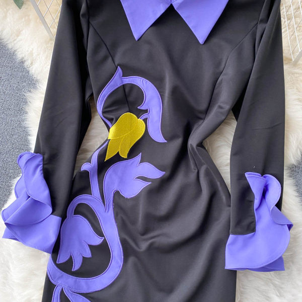 Klassikalise kraega naiste kleit, mille varrukas on lokid