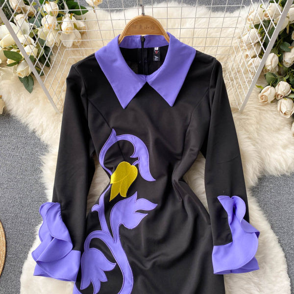 Klassikalise kraega naiste kleit, mille varrukas on lokid