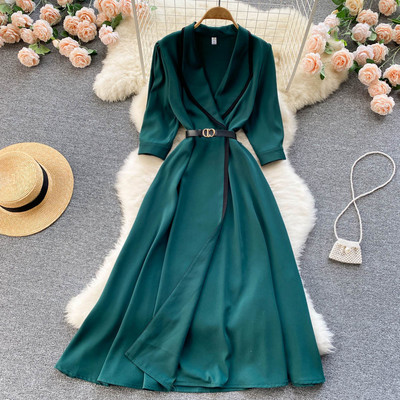 Stiilne naiste kleit spits dekoltee ja vööga