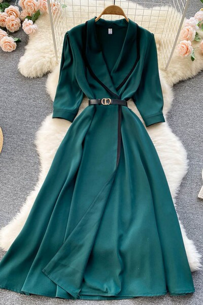 Stiilne naiste kleit spits dekoltee ja vööga