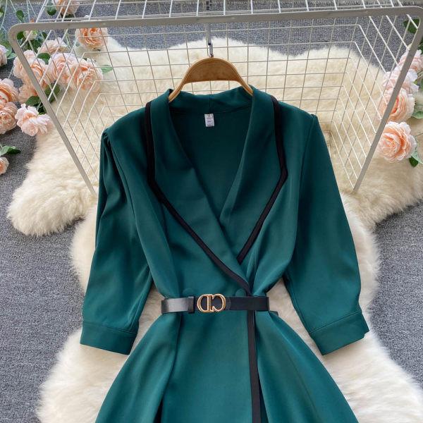 Stiilne naiste kleit spits dekoltee ja vööga