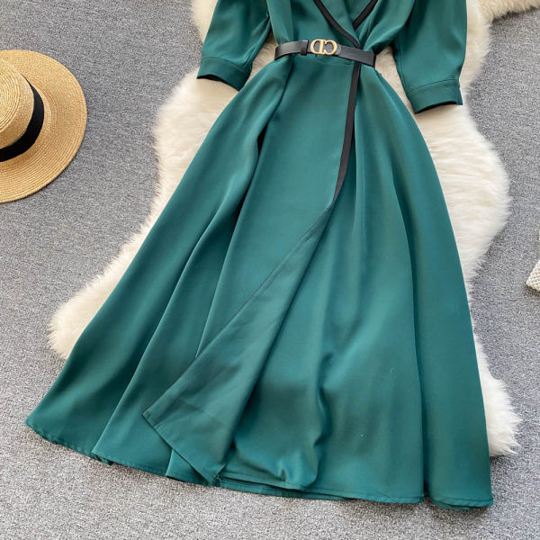 Stiilne naiste kleit spits dekoltee ja vööga