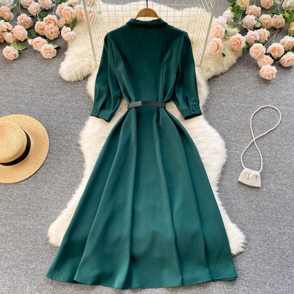 Stiilne naiste kleit spits dekoltee ja vööga