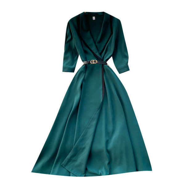 Stiilne naiste kleit spits dekoltee ja vööga