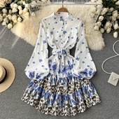 Naiste šifoonist kleit ovaalse kaelusega ja lillemotiiviga