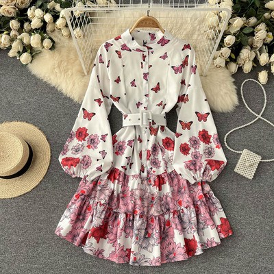 Naiste šifoonist kleit ovaalse kaelusega ja lillemotiiviga