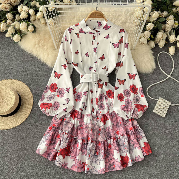 Naiste šifoonist kleit ovaalse kaelusega ja lillemotiiviga