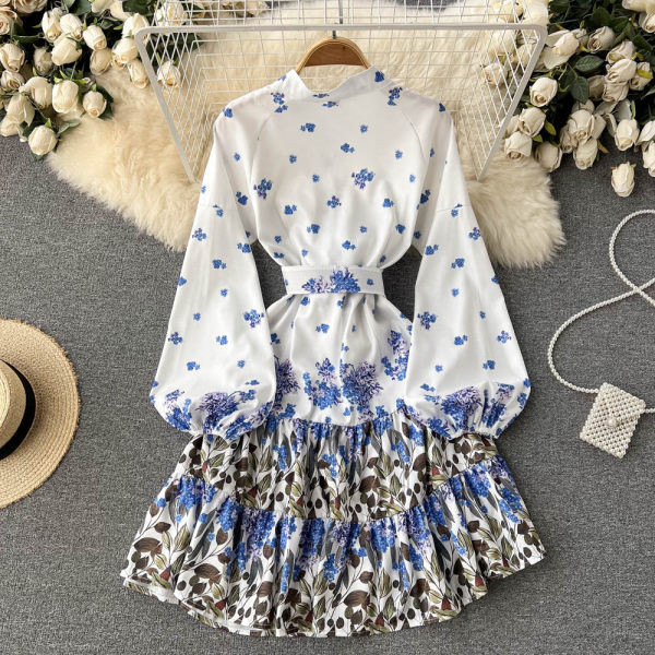 Naiste šifoonist kleit ovaalse kaelusega ja lillemotiiviga