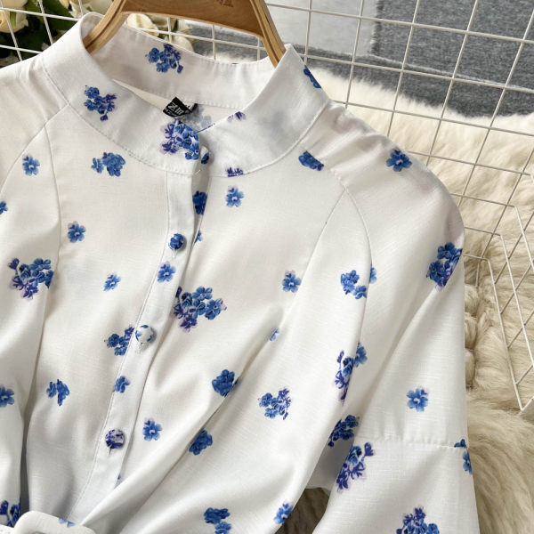 Naiste šifoonist kleit ovaalse kaelusega ja lillemotiiviga