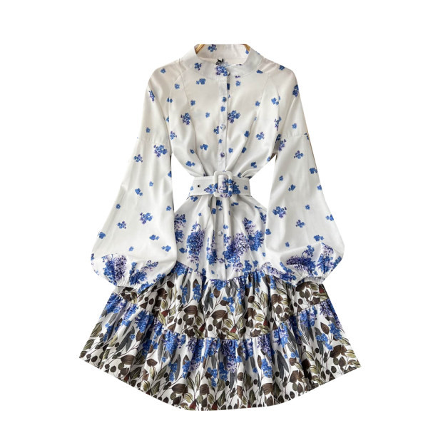 Naiste šifoonist kleit ovaalse kaelusega ja lillemotiiviga