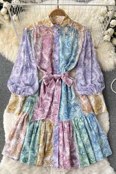 Värviline kleit nööpide ja laiade varrukatega