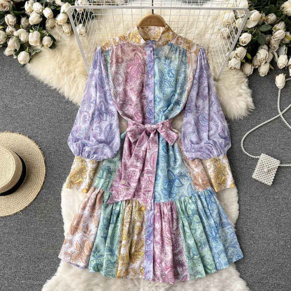 Värviline kleit nööpide ja laiade varrukatega