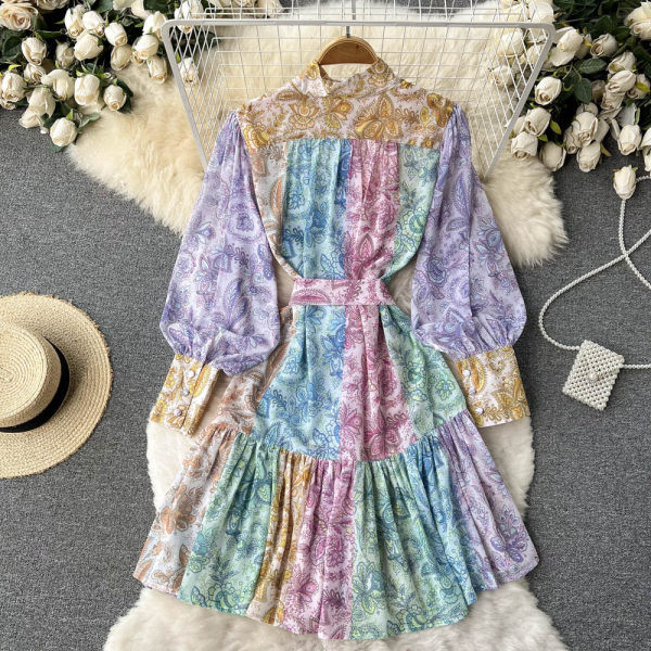 Värviline kleit nööpide ja laiade varrukatega