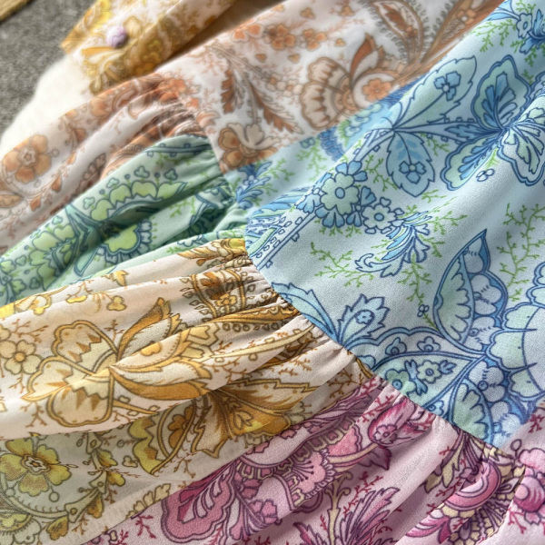 Värviline kleit nööpide ja laiade varrukatega