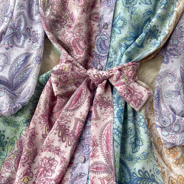 Värviline kleit nööpide ja laiade varrukatega