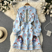 Madala krae ja pikkade varrukatega naiste kleit