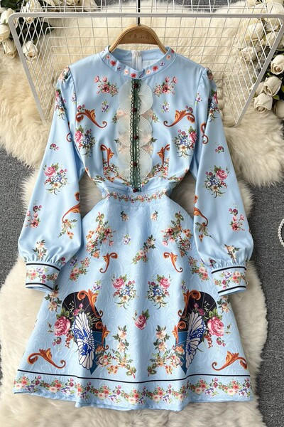 Madala krae ja pikkade varrukatega naiste kleit