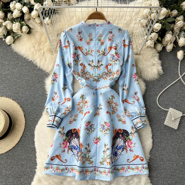 Madala krae ja pikkade varrukatega naiste kleit