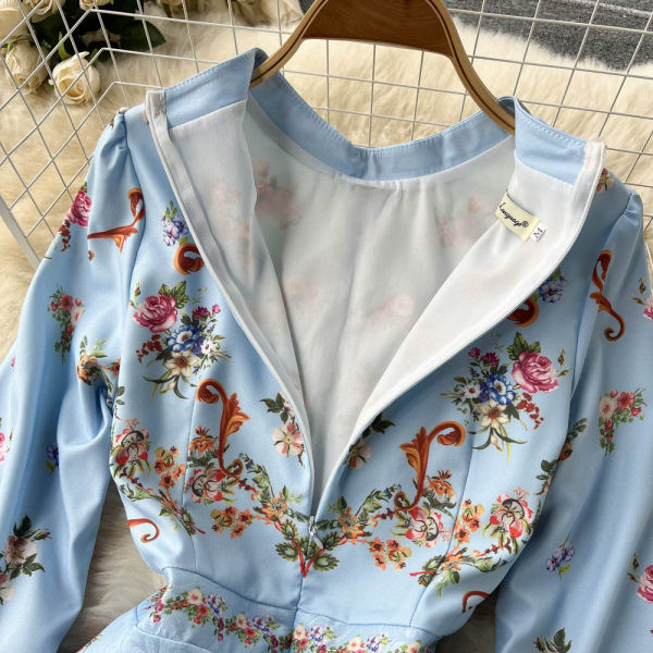 Madala krae ja pikkade varrukatega naiste kleit