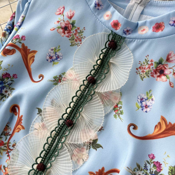 Madala krae ja pikkade varrukatega naiste kleit