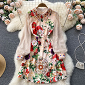 Naiste värviline lillemustriga ja pikkade varrukatega kleit