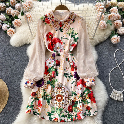 Naiste värviline lillemustriga ja pikkade varrukatega kleit