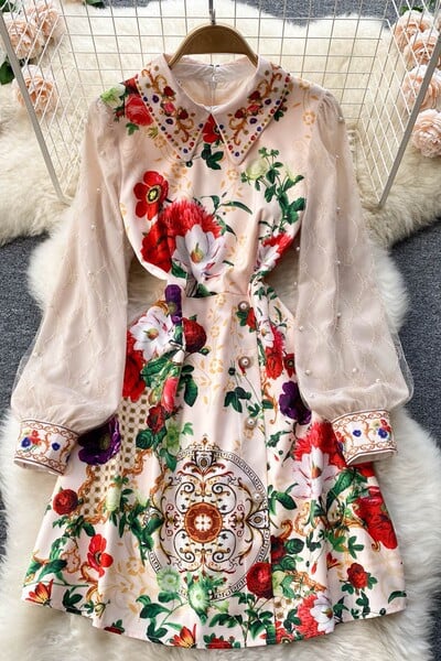 Naiste värviline lillemustriga ja pikkade varrukatega kleit