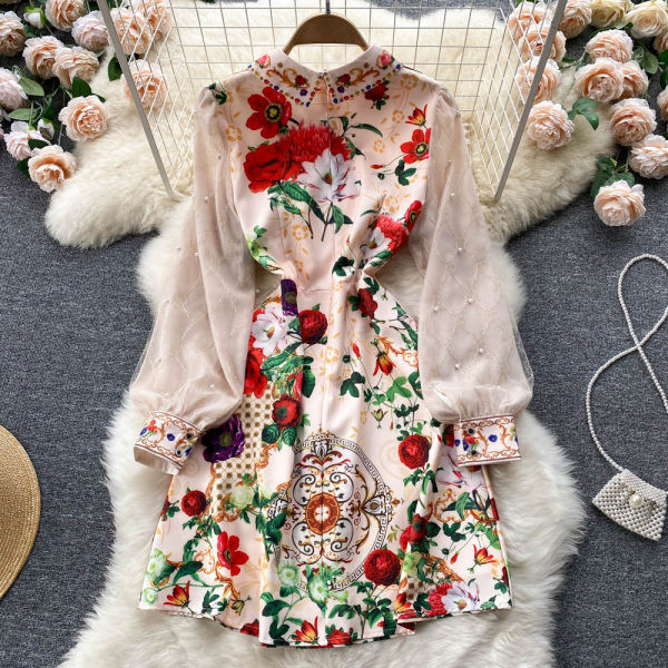 Naiste värviline lillemustriga ja pikkade varrukatega kleit