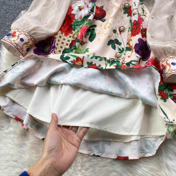 Naiste värviline lillemustriga ja pikkade varrukatega kleit