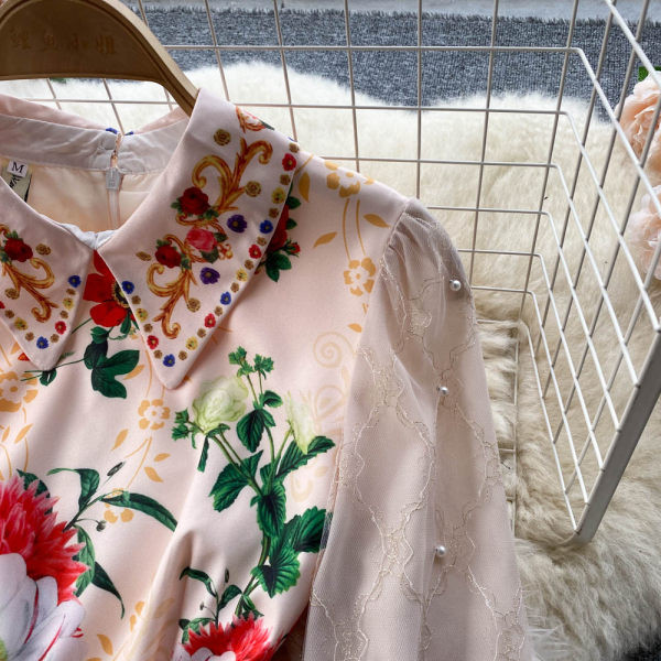 Naiste värviline lillemustriga ja pikkade varrukatega kleit