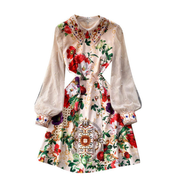 Naiste värviline lillemustriga ja pikkade varrukatega kleit