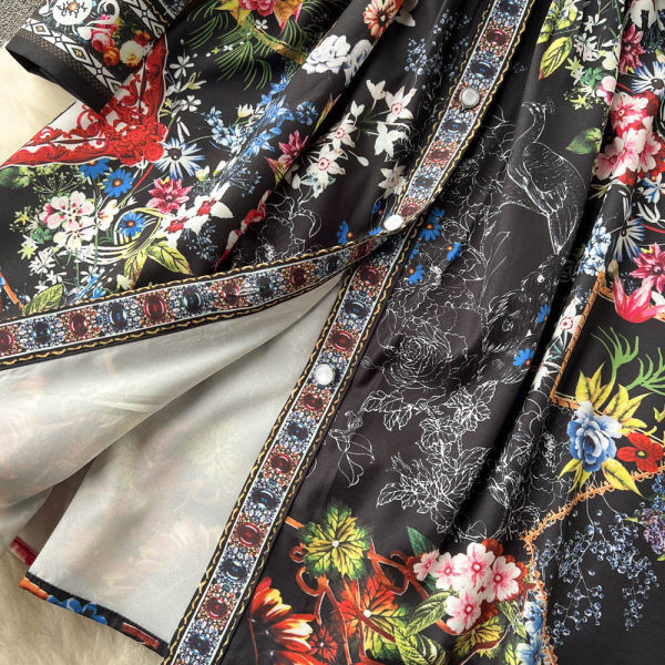 Moodne keskmise pikkusega ja lillelise mustriga naiste kleit