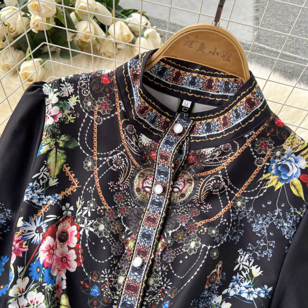 Moodne keskmise pikkusega ja lillelise mustriga naiste kleit