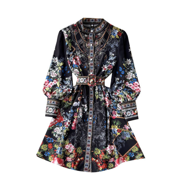 Moodne keskmise pikkusega ja lillelise mustriga naiste kleit