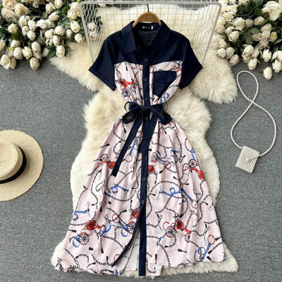 Moodne naiste kleit lühikeste varrukate ja vööga