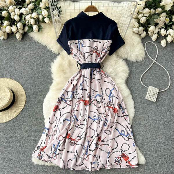 Moodne naiste kleit lühikeste varrukate ja vööga