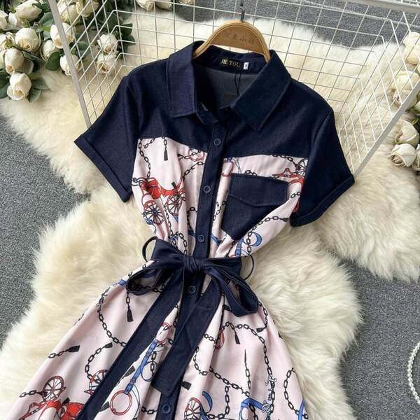 Moodne naiste kleit lühikeste varrukate ja vööga