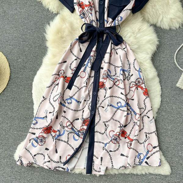 Moodne naiste kleit lühikeste varrukate ja vööga