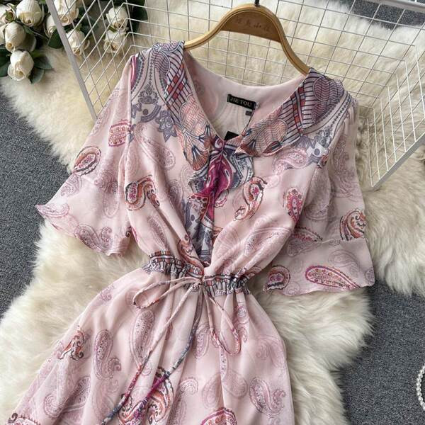 Naiste pikk kleit vöökohal lipsudega