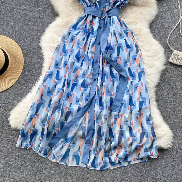 Sinine naiste kleit vööga