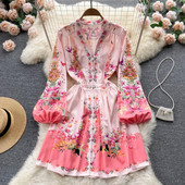 Roosa lillemustriga naiste kleit